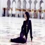 The Objectional Picture Of Riana In The Mosque Of Abu Dabi