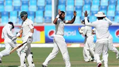 Dubai Test Pakistan Ki Bartri 42 Runz